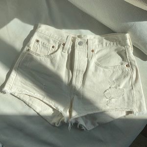 White Levi Strauss Jean shorts